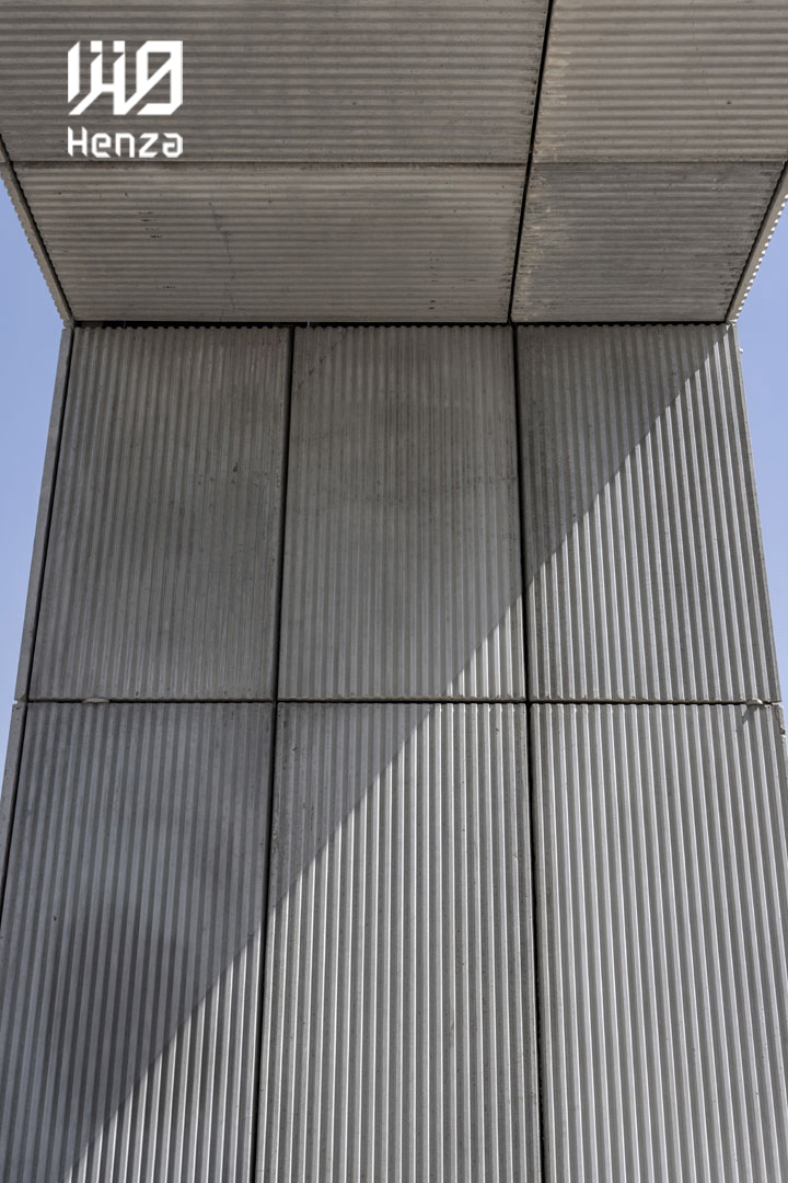 اولین بار استفاده از بتن اکسپوز در ساخت ساختمان تجاری Corbusier که در دانشگاه هاروارد واقع است، دیده شد که این پروژه توانست توجه مهندسان و طراحان ساختمان را به خود جلب کند و مورد علاقه آنان قرار گیرد.